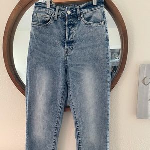 Light washed mom jean